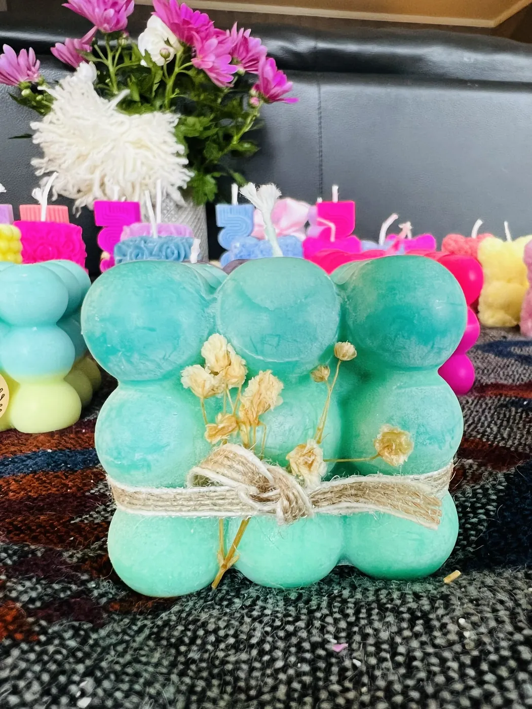 Turkis boblelys pyntet med tørkede blomster